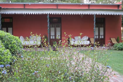 La galería con sillones frente al jardín de Les Aldudes.