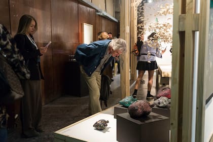 La galería cordobesa María Wonda exhibe los corazones que creó la artista Luciana Bertoloni