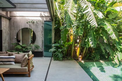 La galería da paso a la pileta, protagonista indiscutida de el jardín posterior