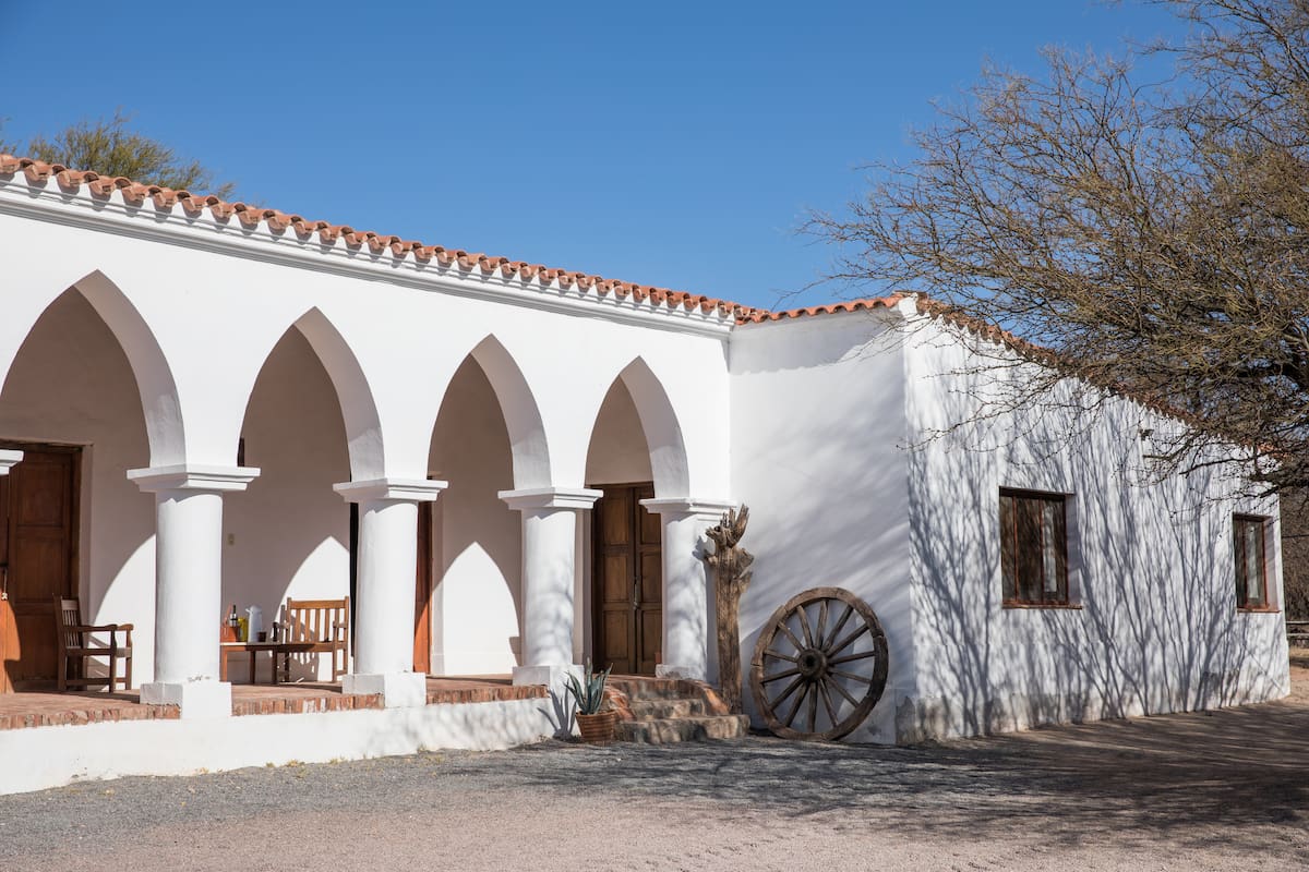 La galería de arcos ojivales, sello particular de Chimpa.