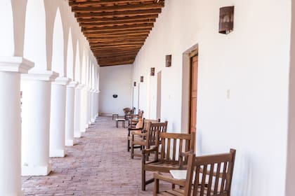 La galería de arcos ojivales, sello particular de Chimpa.