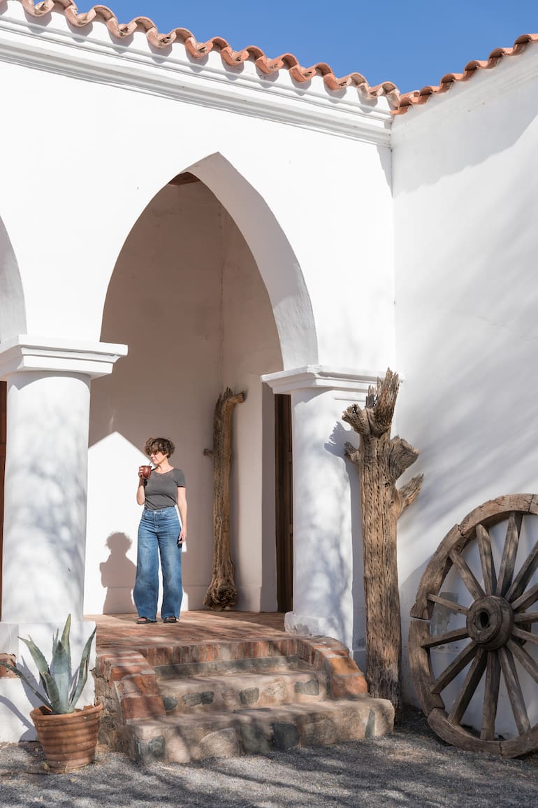 La galería de arcos ojivales, sello particular de Chimpa.