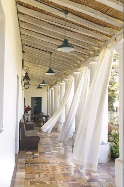 La galería de la casa principal sorprende con sus pisos de mosaicos calcáreos dispuestos con un diseño atípico y columnas neorrenacentistas
