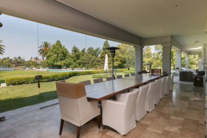 La galería en L, con parrilla y horno de barro, mesa para 20 personas, comedor y dos livings, Además, hay un baño para este sector.