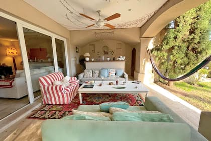 La galería está armada como un living exterior, con sillones y alfombras. Tiene una bodega y una barra y hamaca paraguaya.