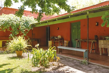 La galería interna exhibe la colección de muebles de campo de El Chavo: dos mesas de trabajo, una de carnicería, pailas de cobre y una silla de escritorio.