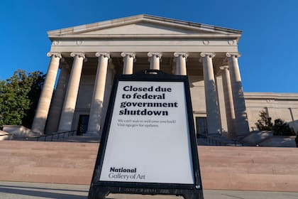 La Galería Nacional del Arte en Washington con un cartel de cerrado por el cierre del gobierno