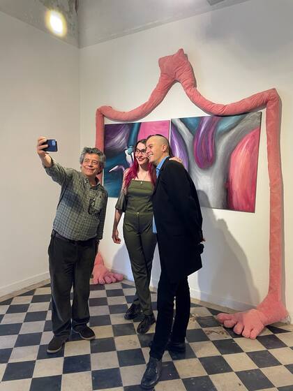 La galería porteña Grasa vendió de inmediato una instalación de patas realizadas con tela de toalla por la artista correntina Lucía Cattaneo; el coleccionista Gustavo Bruzzone lo registró todo