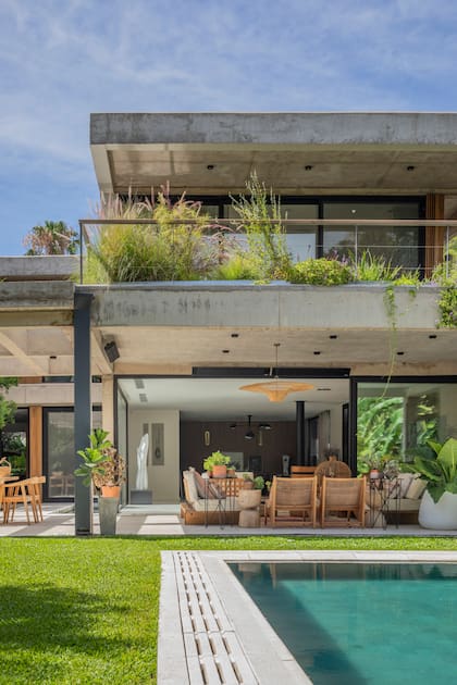 La galería techada se ubica junto a la pileta revestida en piedra Bali. Arriba se encuentra la terraza que corresponde al cuarto de los dueños.