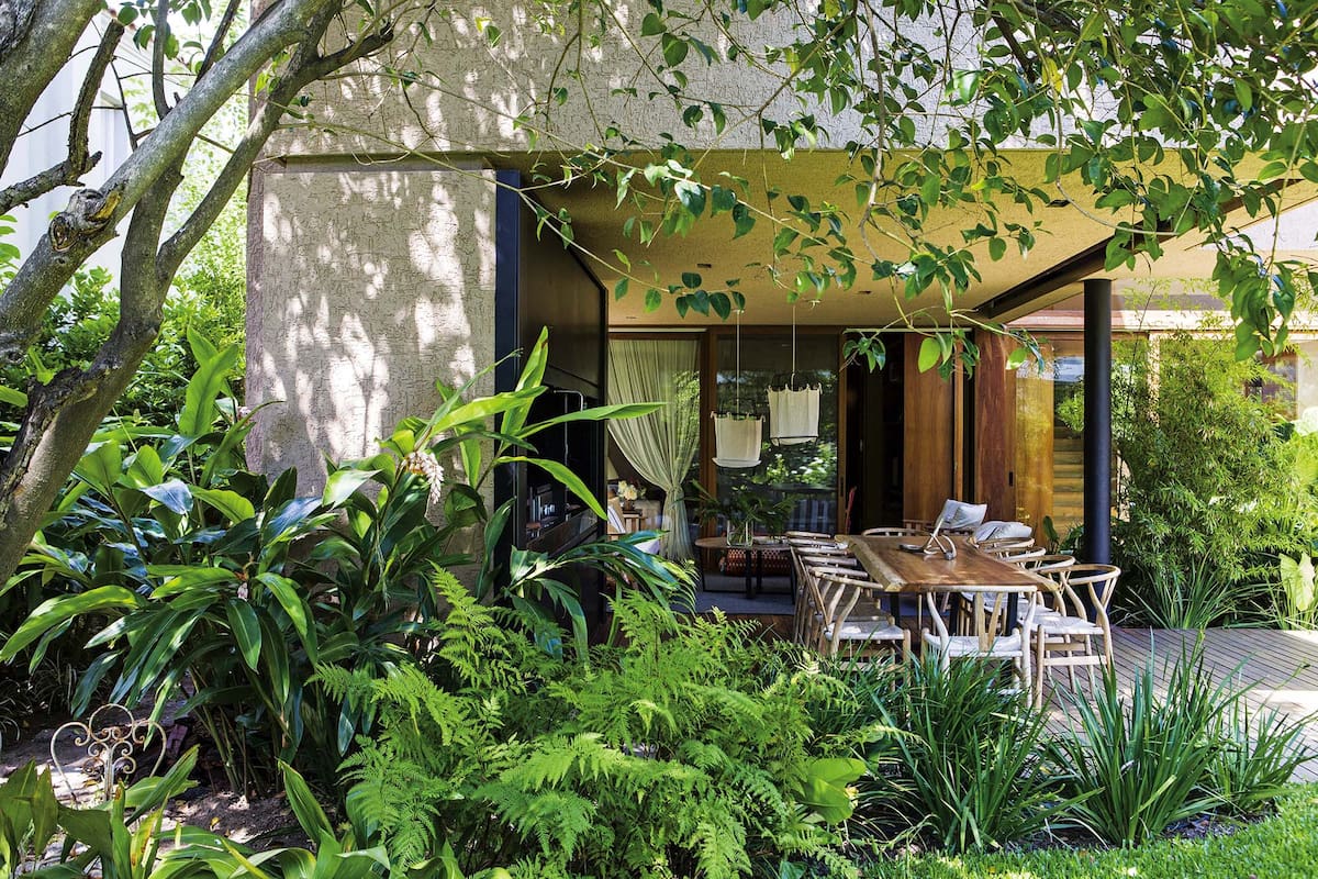 La galería tiene un sector comedor con parrilla y un living. Todo al resguardo de las frondosas plantas.