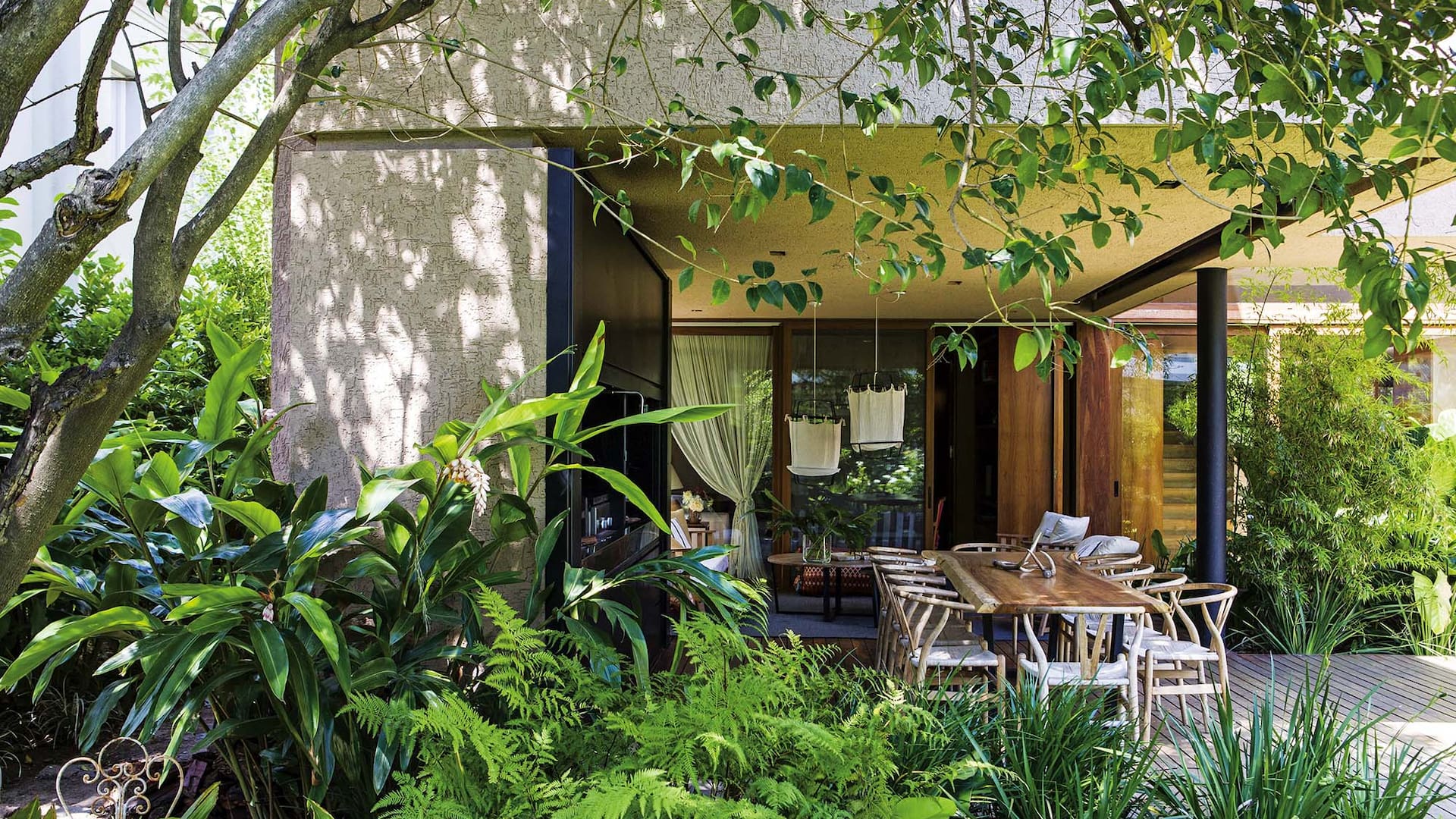 La galería tiene un sector comedor con parrilla y un living. Todo al resguardo de las frondosas plantas.