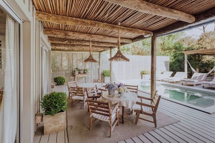 La galería tiene una estructura de troncos con cielo raso de caña y se ambientó con lámparas de fibras compradas hace tiempo a un artesano local. En el estar exterior, mesitas redondas y sillones de lapacho.