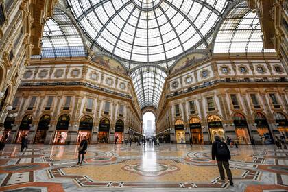 La galería Vittorio Emanuele II en Milán se encuentra casi vacía tras la llegada del coronavirus al norte de Italia