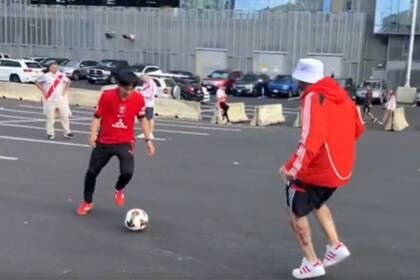 La gambeta del hincha japonés se volvió viral rápidamente (Captura: @UrawaArg)