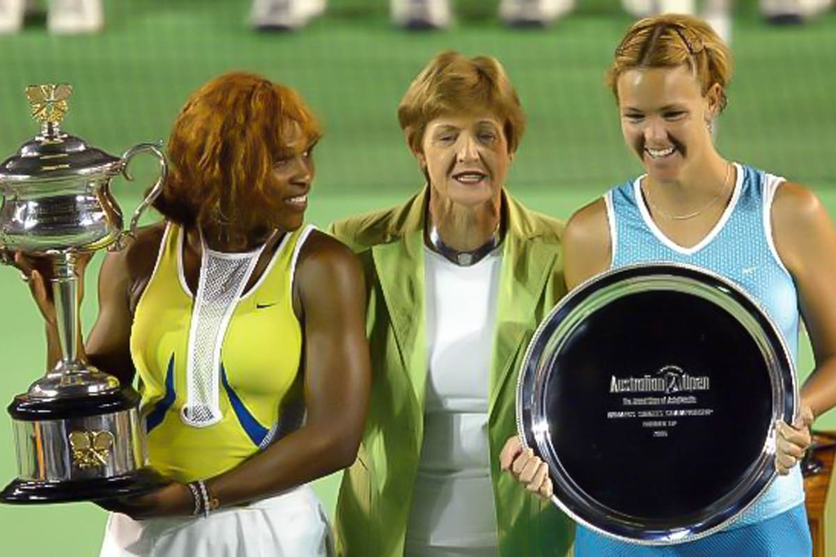La ganadora de la final del Abierto de Australia, Serena Williams, con Lindsay Davenport y Margaret Court en la presentación del trofeo en Melbourne en 2005.