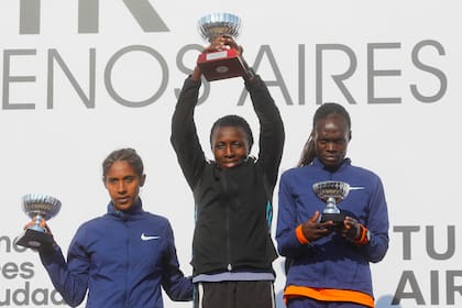 La ganadora de la Media Maratón de Buenos Aires fue la keniana Irine Kimais (1h.07m.59s.), escoltada por la etíope Atalel Dargie y su compatriota Vivian Kiplagat.