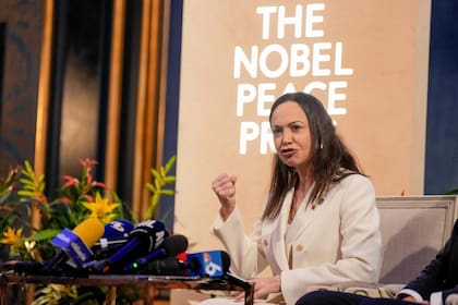 La ganadora del Premio Nobel de la Paz, María Corina Machado, habla en la conferencia de prensa ofrecida en el Grand Hotel en Oslo, Noruega, el 11 de diciembre de 2025