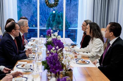 La ganadora del Premio Nobel de la Paz, María Corina Machado, flanqueada por sus colaboradores venezolanos Magalli Meda (tercera por la derecha) y Pedro Urruchurtu, y el primer ministro de Noruega, Jonas Gahr Store, en Oslo