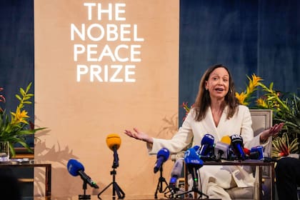 La ganadora del Premio Nobel de la Paz, María Corina Machado, habla durante una conferencia de prensa en el Grand Hotel de Oslo, Noruega, el 11 de diciembre de 2025