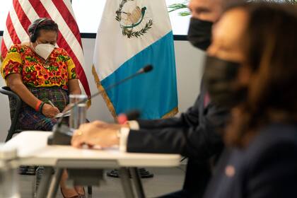 La ganadora del Premio Nobel de la Paz Rigoberta Menchú, a la izquierda, con la Plataforma de Mujeres Indígenas, toma nota durante una reunión con la vicepresidenta Kamala Harris, derecha, el embajador de Estados Unidos en Guatemala, William Popp, segundo a la derecha, y líderes comunitarios en la Universidad del Valle de Guatemala, el lunes 7 de junio de 2021 en la Ciudad de Guatemala. (AP Foto/Jacquelyn Martin)