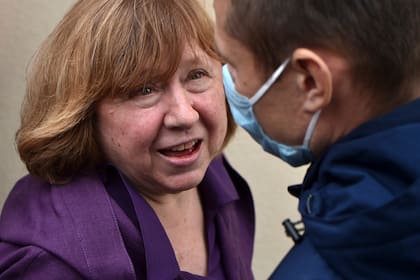 Alexievich: “Todo lo que vemos es una lucha contra el propio pueblo. Cualquier presidente debería salir ante la sociedad y anunciar elecciones libres para que la gente elija a quien quiera”, había dicho la premio Nobel anteayer