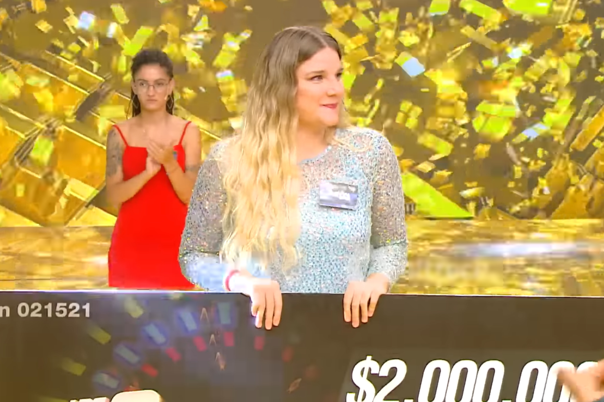 La ganadora festejó con el cheque entre las manos (Captura video eltrece)