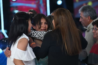 La ganadora y el abrazo de su familia