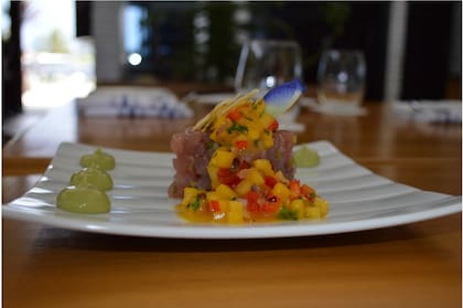 La gastronomía tiene una fuerte influencia de Cuba y Jamaica, vecinos de las islas