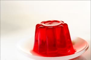 La gelatina es un alimento rico en proteínas, aunque se debe moderar su consumo