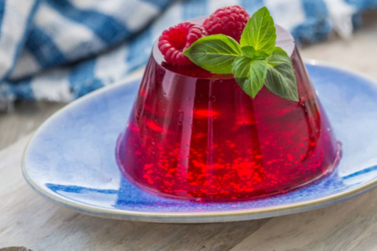 La gelatina es una proteína hecha de colágeno animal, generalmente de vacas y cerdos