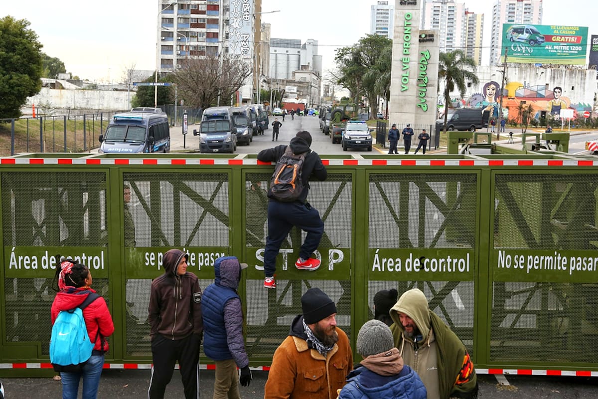 La Gendarmería impidió el corte del Puente Pueyrredón con una valla