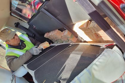 La Gendarmería Nacional descubrió 23.176.100 de pesos ocultos en un auto