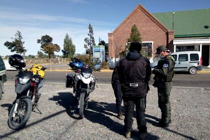 La Gendarmería Nacional sorprendió a motoqueros colombianos que no cumplián el aislamiento total impuesto poor el gobierno nacional