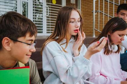 La generación alfa, la primera nativa digital, atiende a los cuidados de la piel y la estética