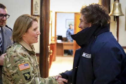 La general estadounidense Laura Richardson saluda al presidente Javier Milei, en la base de la Armada en Ushuaia