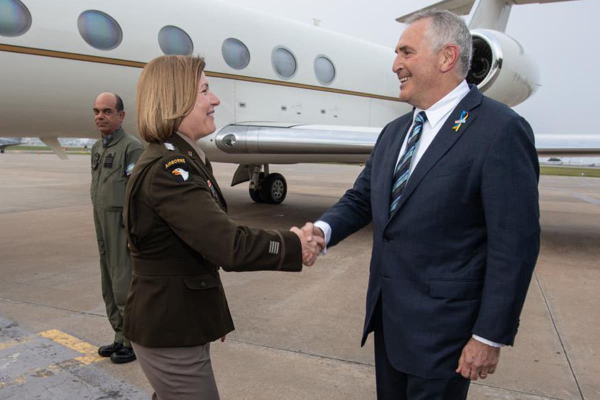 La General Laura Richardson es recibida por el embajador Marc Stanley