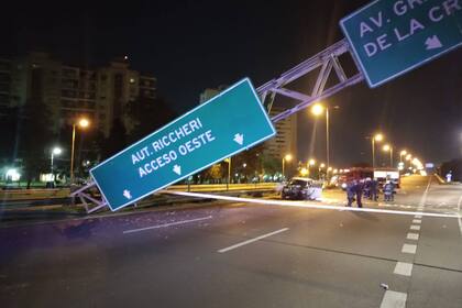La General Paz, intransitable: una camioneta chocó contra un cartel, que se cayó luego sobre la autopista