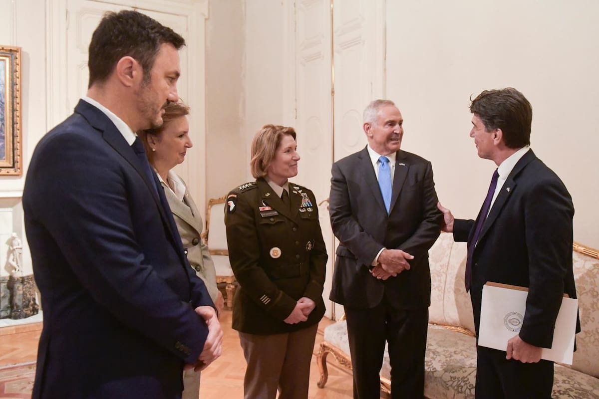 La generala Richardson, junto al embajador Stanley, en su encuentro con el jefe de gabinete, Nicolás Posse, y miembros del gabinete nacional.