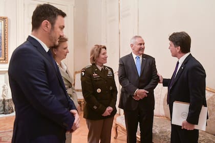 La generala Richardson, junto al embajador Stanley, en su encuentro con el jefe de gabinete, Nicolás Posse, y miembros del gabinete nacional.