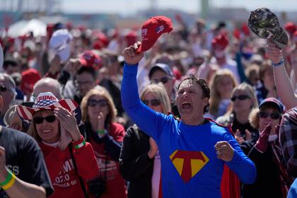 La gente aplaude mientras se toca el himno nacional antes de un mitin de campaña del expresidente Donald Trump, en Wildwood, Nueva Jersey, el sábado 11 de mayo de 2024. (Foto AP/Matt Rourke)