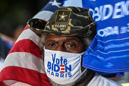 La gente asiste a un mitin con el ex presidente de Estados Unidos, Barack Obama, mientras hace campaña para el candidato presidencial demócrata, Joe Biden, en Miami, Florida, el 2 de noviembre de 2020