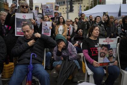 La gente asiste a un mitin de 24 horas para pedir la liberación de los rehenes secuestrados por militantes de Hamás en la Franja de Gaza, en Tel Aviv, Israel, el domingo 14 de enero de 2024 
(AP Photo/Ohad Zwigenberg)�