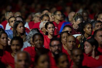 La gente asiste a una ceremonia para conmemorar el 70° aniversario del asalto al cuartel militar Moncada en Santiago, Cuba, el miércoles 26 de julio de 2023. Cuba conmemora el ataque rebelde de 1953 encabezado por Fidel y Raúl Castro, considerado el comienzo de la revolución de Fidel Castro que culminó con el derrocamiento del dictador Fulgencio Batista. (Foto AP/Ismael Francisco)
