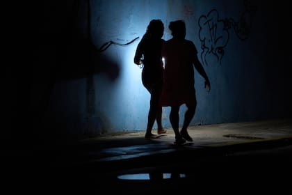 La gente camina en la noche durante un apagón en La Habana, Cuba, el viernes 10 de julio de 2026
