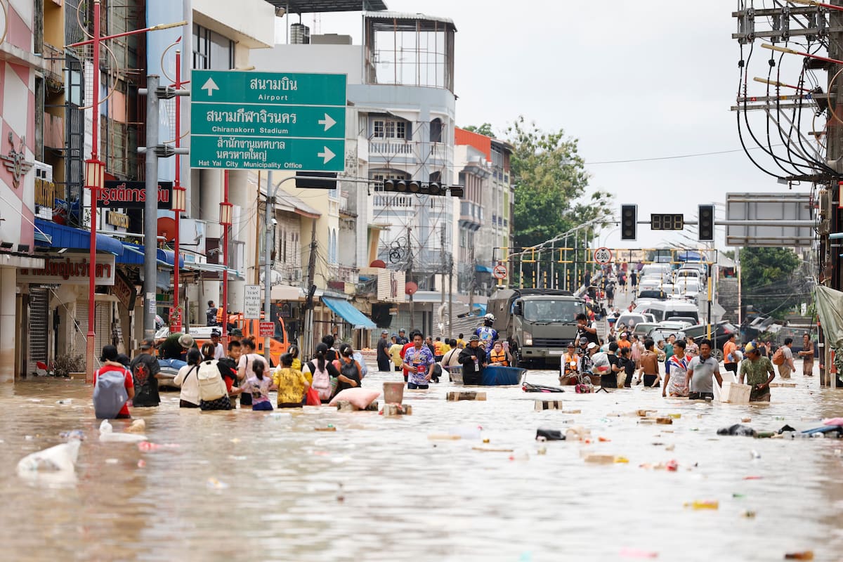La gente camina entre las aguas inundadas en la provincia de Songkhla, en el sur de Tailandia