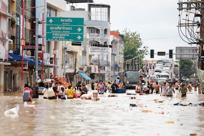 La gente camina entre las aguas inundadas en la provincia de Songkhla, en el sur de Tailandia