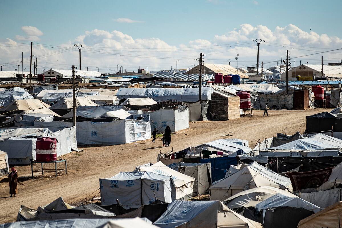 La gente camina entre tiendas de campaña en el campamento de al-Hol, en la gobernación de Hasakeh, en el noreste de Siria, el 17 de febrero de 2021
