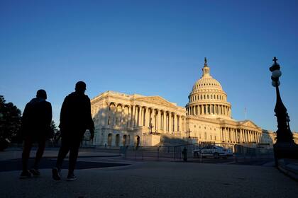 La gente camina por el Capitolio de los Estados Unidos en Washington el sábado