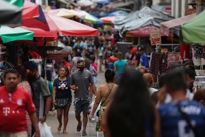 La gente camina por el centro de la ciudad de Manaus, estado de Amazonas, devastado por la pandemia de coronavirus, en Brasil, el 25 de septiembre de 2020