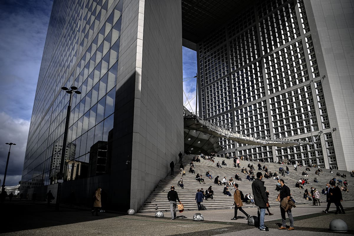 La gente camina por el distrito comercial de La Defense, al oeste de París, el 7 de octubre de 2020, mientras el país enfrenta una nueva ola de infecciones por coronanvirus